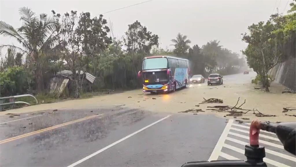 豪雨強襲!台東泥水狂湧馬路 土石流灌太麻里民宅緊急撤離
