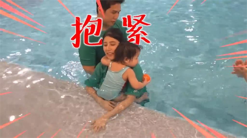 1歲女娃初學游泳「中途竟大哭不止」 大馬爸無奈揭原因逗笑網