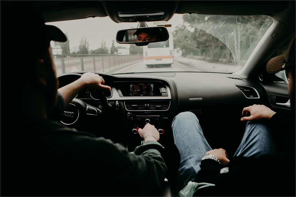 搭朋友便車要坐哪個位置?他揭「自身經驗」遭網罵翻:很沒禮貌