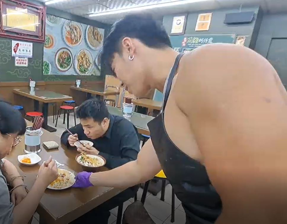 基隆60年蚵仔煎老店爆紅 猛男廚師大秀舞蹈吸客