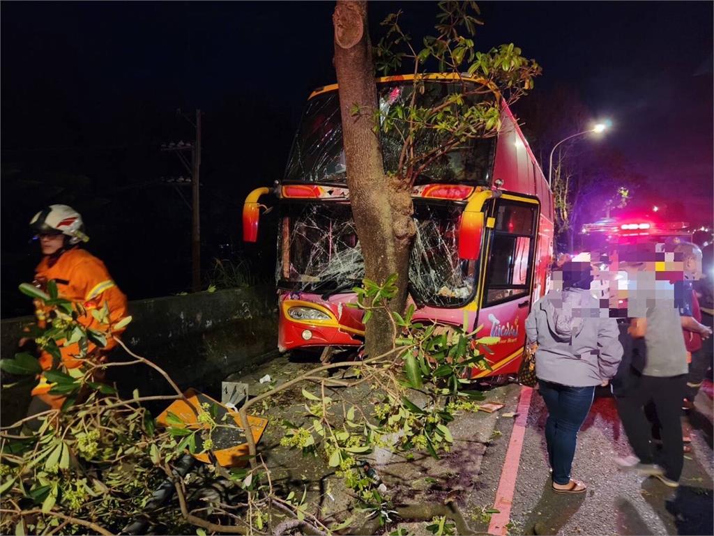 桃園平鎮高職校車突撞路樹　駕駛骨折7學生輕傷