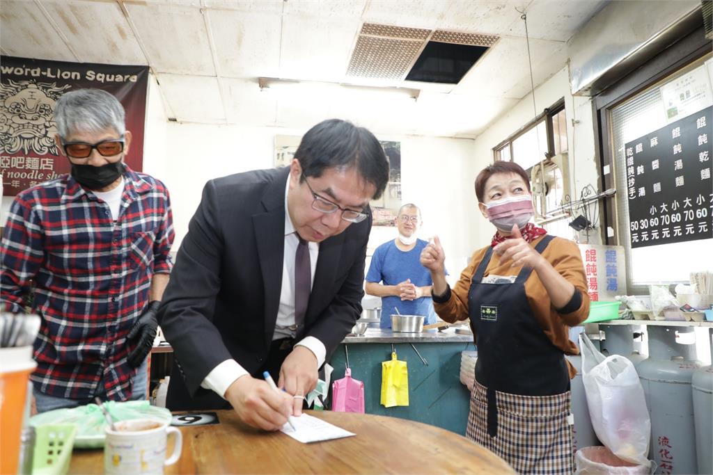 台南40年瘖啞麵店老闆退休換女兒接棒 黃偉哲親造訪獻祝福