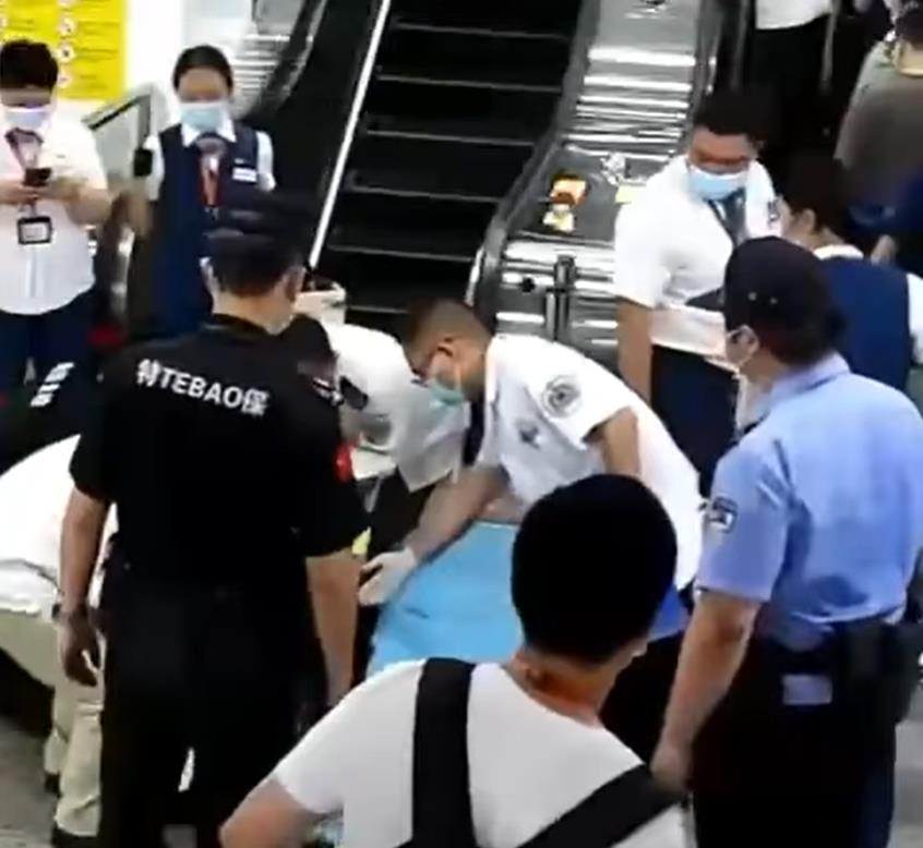 哪來創意?中國女子「讓行李箱自己搭手扶梯」 滾落害慘人惹眾怒