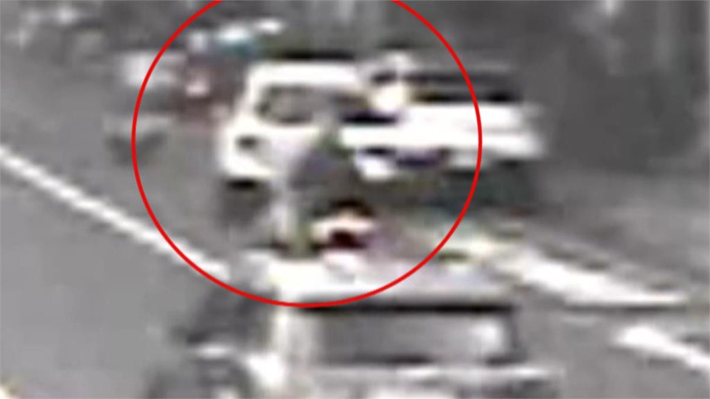 拖吊車遭追撞！司機頭骨破裂送醫　白色休旅撞路邊臨停竟逃離現場