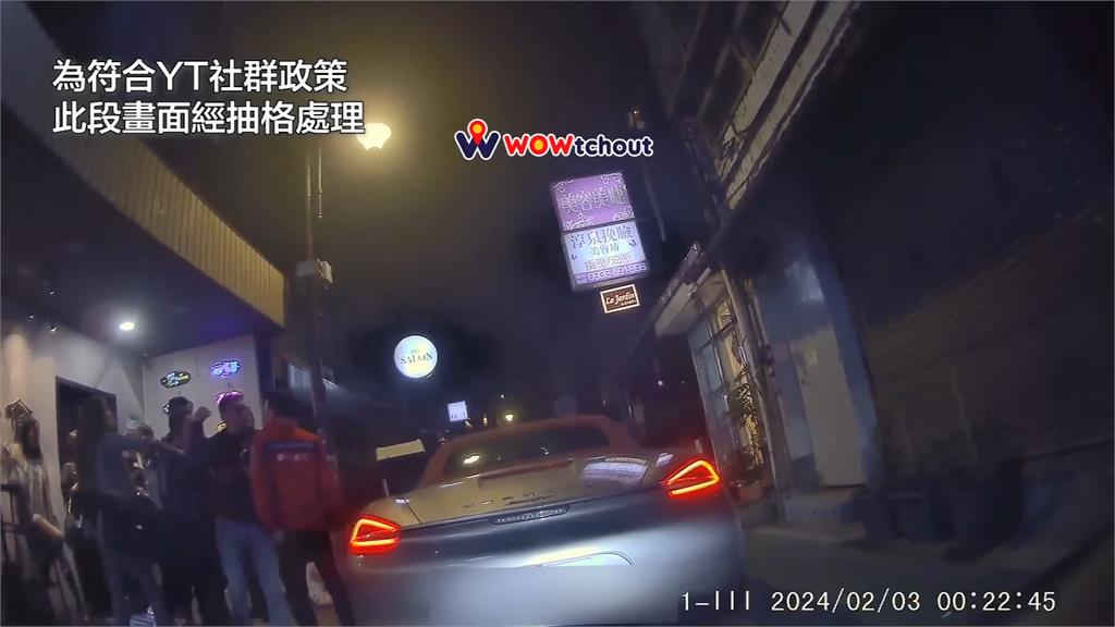 保時捷不滿等太久槓阿爾法 下車後卻遭圍毆!長腿副駕成亮點