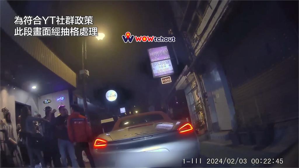 保時捷不滿等太久槓阿爾法　下車後卻遭圍毆！長腿副駕成亮點