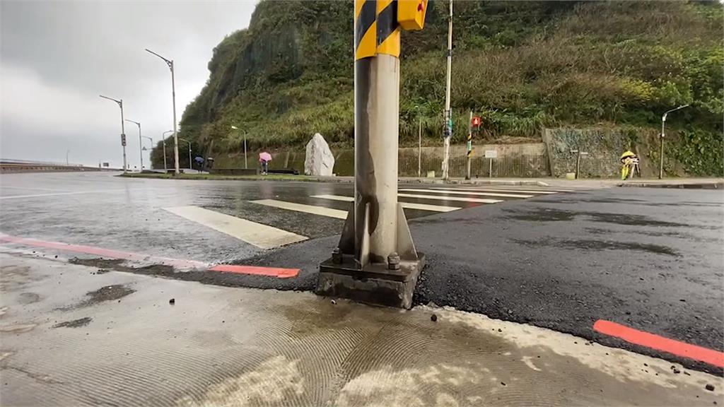 車來車往危險！　基隆北寧路電線桿矗立自行車步道出入口