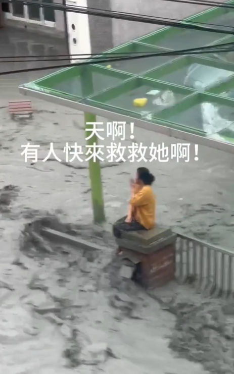 花蓮堰塞湖溢流釀15死！黃衣女「孤坐門柱求生」驚險畫面曝　家屬揭受困下場