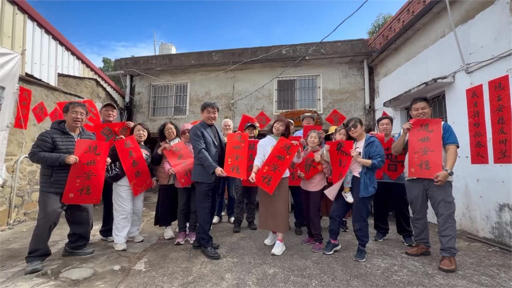 蔡英文楓港祖厝辦"揮毫活動" 送主題春聯"現世安穩"