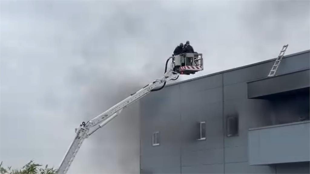 全聯倉儲惡火釀9死!雲梯車受限空間「民眾高空跳躍」極限救援畫面流出