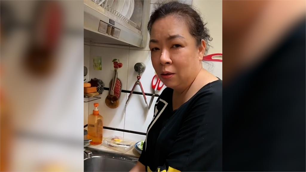 皮在癢？女兒趁媽洗碗背後大聲唱歌突襲　她嚇到台灣「母語」連飆訓話