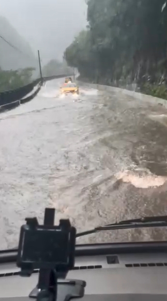 快新聞／中颱梅花雨彈襲來！新北烏來山路大淹水　「黃泥瀑布」傾瀉而下