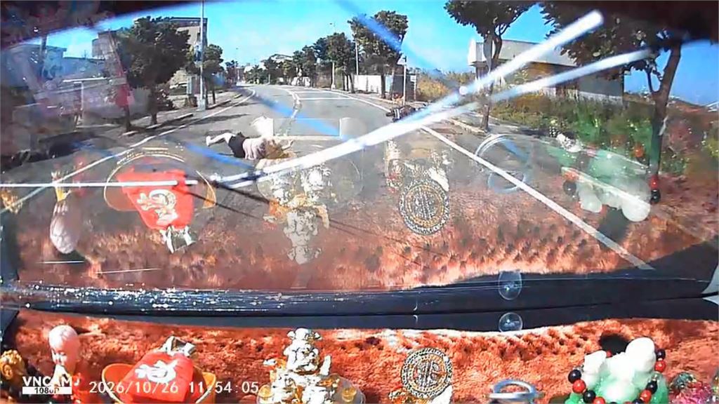 越籍男駕車疑恍神！　追撞女騎士害慘摔「滾3圈」