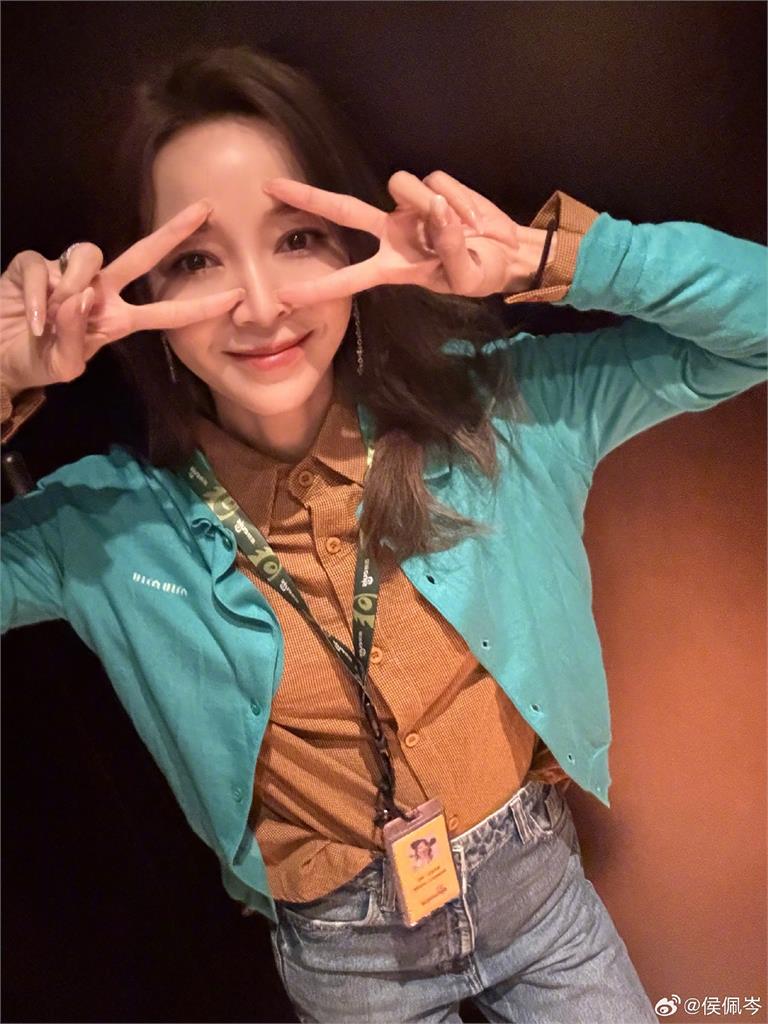 老20歲面貌才外流!侯佩岑赴中國表演「脖子離家出走」僵硬畫面瘋傳