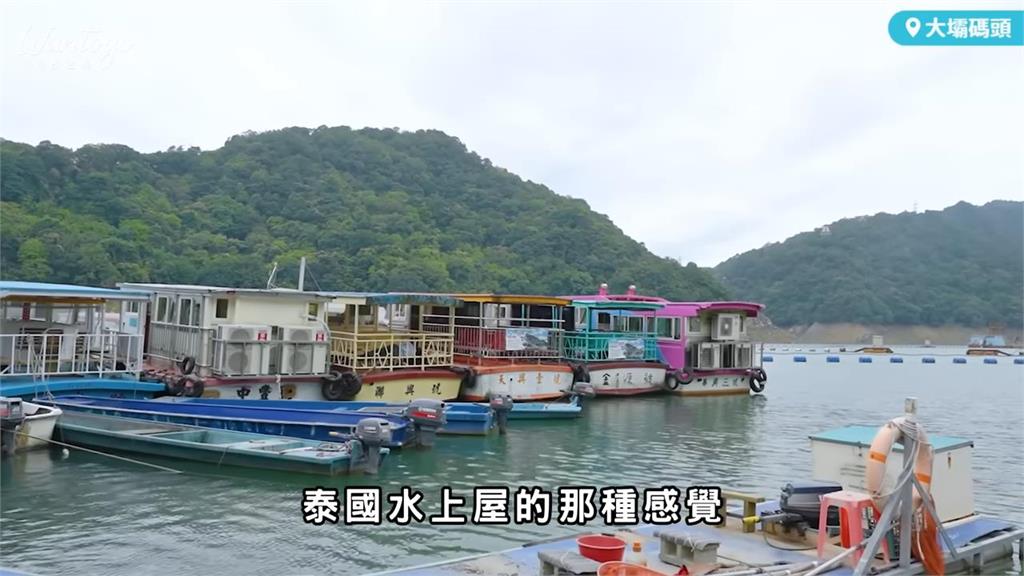 石門水庫這樣玩!包船遊湖見「台版泰國水上屋」 繽紛船屋成熱門打卡點