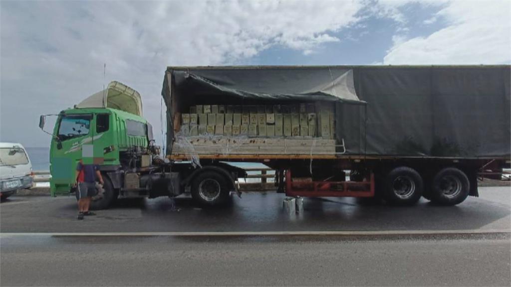 台九線貨車沿途掉落百桶沙拉油 道路大量油漬緊急鋪撒木屑防打滑