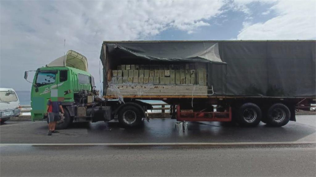 台九線貨車沿途掉落百桶沙拉油　道路大量油漬緊急鋪撒木屑防打滑