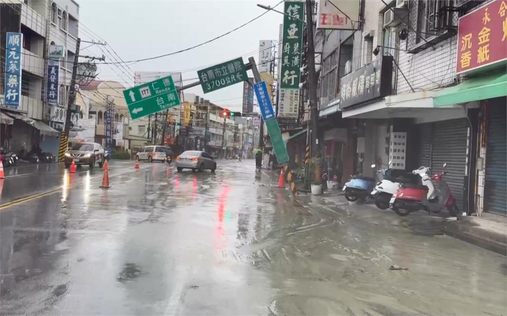 台南疑自來水管破裂釀路基坍塌 泥水湧入周邊住戶、逾6千戶停水