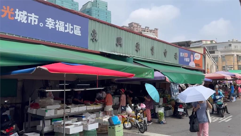 攤販遮陽傘擋道清潔隊按喇叭提醒　攤販失控持刀嗆聲