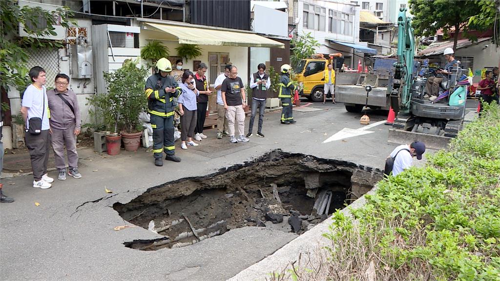 北市赤峰街突現巨大天坑！　疑地下管線戳穿水溝壁釀禍　議員批：台北馬路哪裡是安全的？