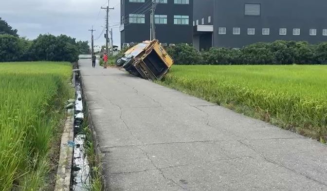 薔琵亂交通！南投草屯垃圾車墜田　仁愛產業道路樹倒多農民揮刀自救