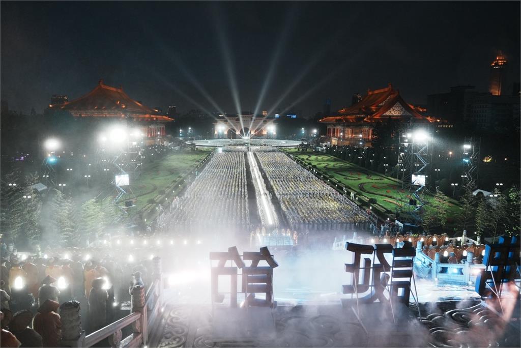 中正紀念堂浴佛! 賴清德總統帶領萬眾在法雨中祈願