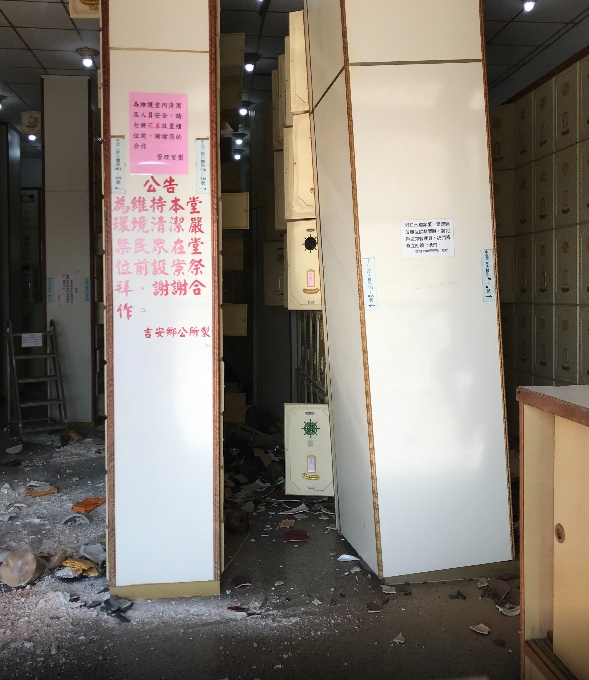 快新聞/花蓮強震「骨灰罈被摔碎」 花蓮慈雲山納骨堂整排櫃子全倒「骨灰混一起」