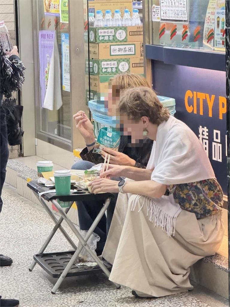 外國人坐超商門口開吃…竟將「傘架當餐桌」！網見「1細節」笑喊：生活智慧王