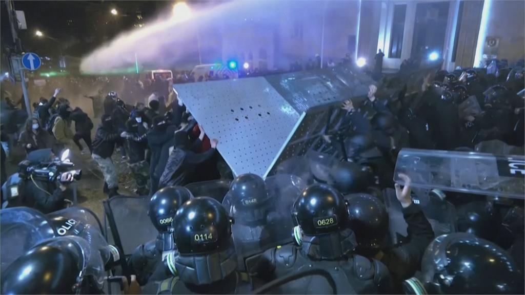 親俄派強推《外國代理人》法案　喬治亞連兩天爆發大規模示威