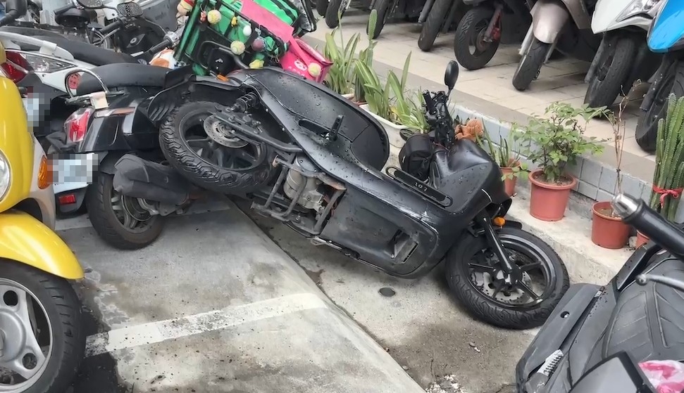 快新聞/連撞24台機車再撞1汽車 肇事婦人疑身體不適昏迷送醫