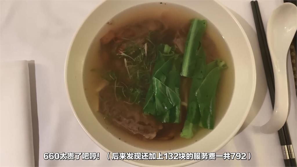 料多味美！韓妞初嚐牛肉麵被「巨大肉塊」震驚　嚇喊：像牛排一樣