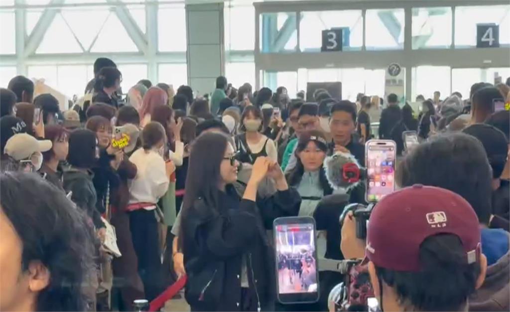 AAA落幕！IU橫掃6項大獎　　朴寶劍現身小港機場揮手告別