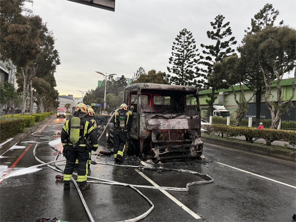 桃園中壢聯結車起火整輛車燒毀　國1南下回堵數公里