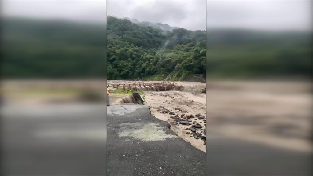 高雄山區泥水淹沒便橋　梅山口部落土石流沖入民宅