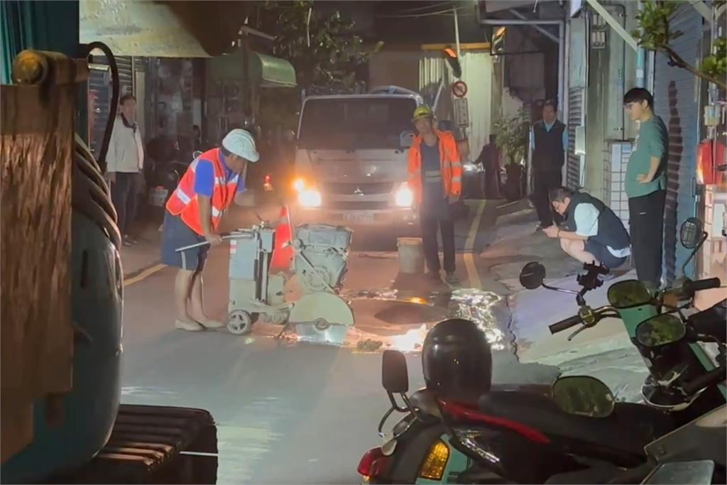 快新聞/碰!晚間新竹市垃圾車「陷落天坑」 工程單位緊急搶修中