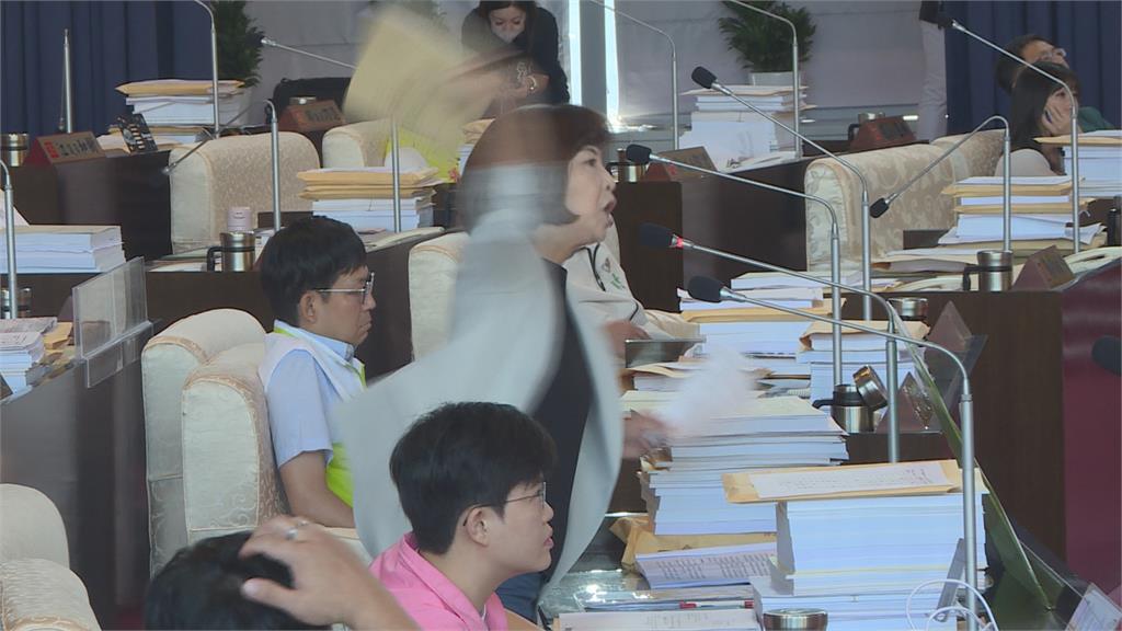 盧秀燕二度鞠躬道歉喊「主動送驗」 綠拋飛報告書要求轟欺騙