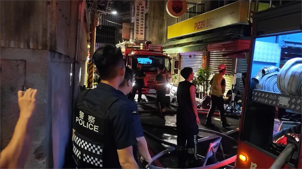 新店凌晨火燒車波及2民宅8人送醫 警尋獲瓦斯罐疑車主縱火