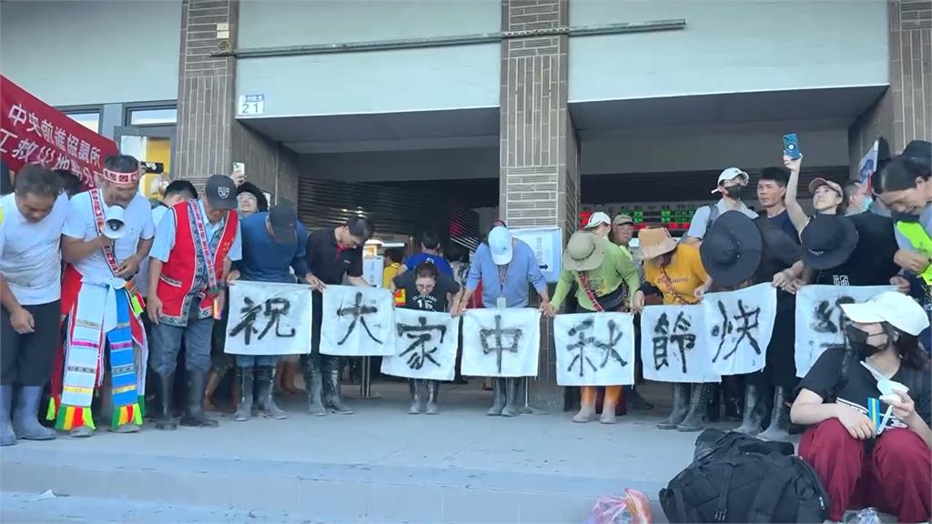 快新聞／超感動！馬太鞍頭目率族人感謝鏟子超人　布條背面竟藏「驚喜彩蛋」