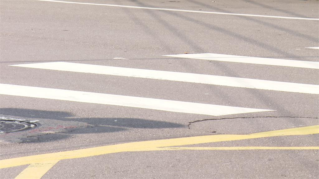 小貨車左轉A柱死角? 員警處理車禍被撞飛一度倒地不起