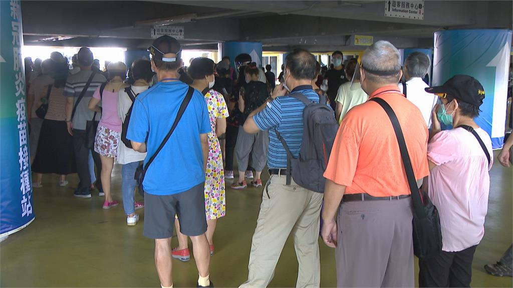 花博爭豔館當大型接種站 1天可打1.4萬人 長者怨動線亂