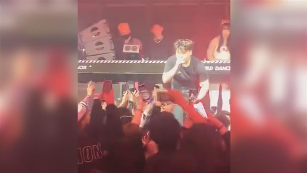 中國饒舌歌手跳下舞台「壓倒觀眾」　粉絲一片倒地不起全場急救人
