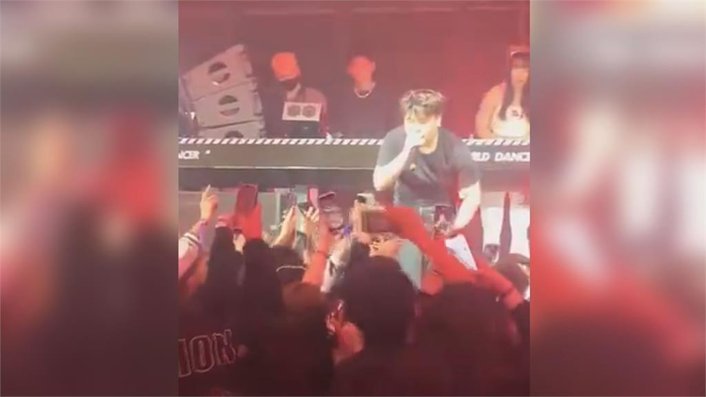 中國饒舌歌手跳下舞台「壓倒觀眾」 粉絲一片倒地不起全場急救人