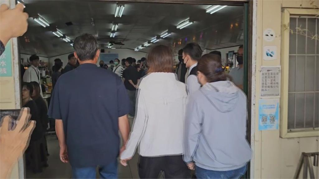 靈堂致歉女警家屬…女大生父「當場吐4字」！許常德嘆「推託之詞」：令人反感