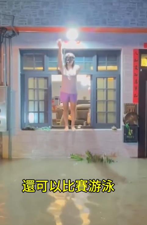 快新聞/淹水苦中作樂跳水遭質疑 民眾無奈嘆「不然怎麼辦」:難道要划船?