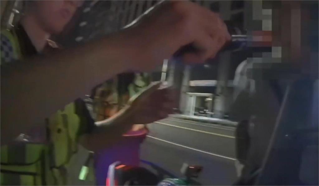 誇張!騎士沒喝酒拒配合酒測 跳針嗆警5分鐘「下場是這樣」