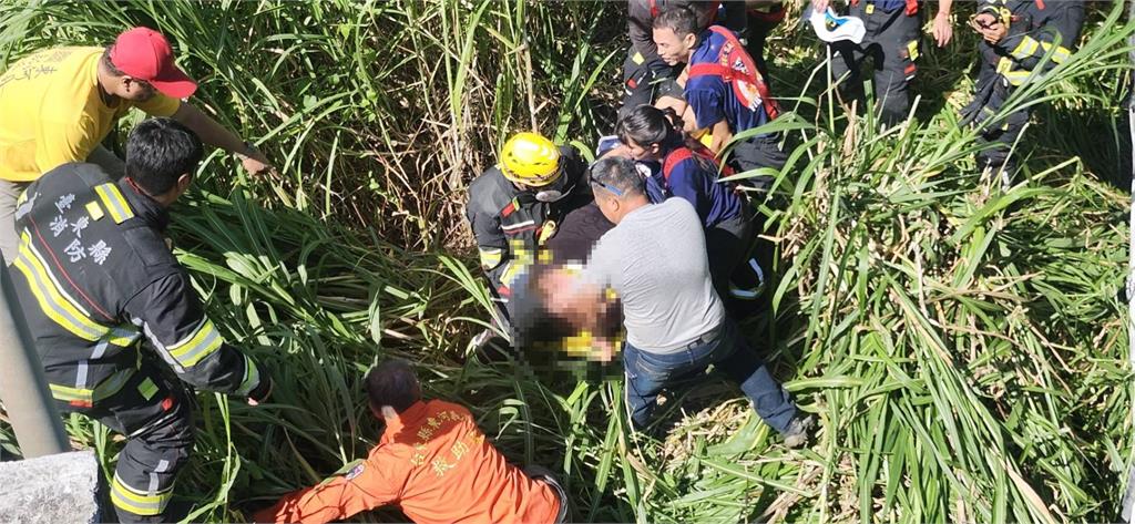 快新聞/疲勞駕駛翻落橋下! 父女受困驚險獲救