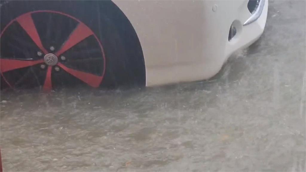 雲林斗六午後雷雨狂炸! 水淹腳踝.機車慘熄火