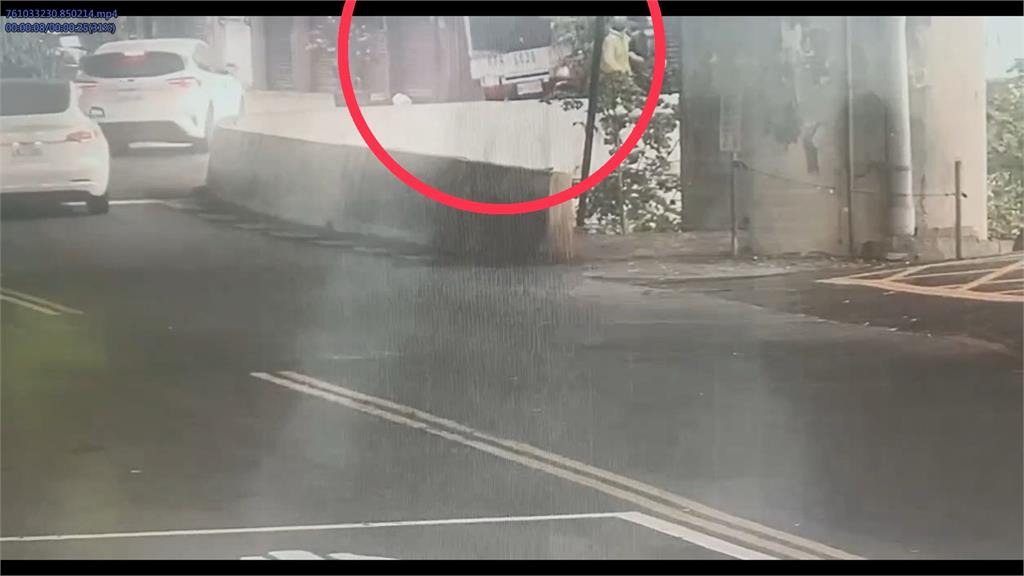 快新聞/開車恍神?新竹小貨車衝撞民宅 導致瓦斯外洩維修恐要20萬