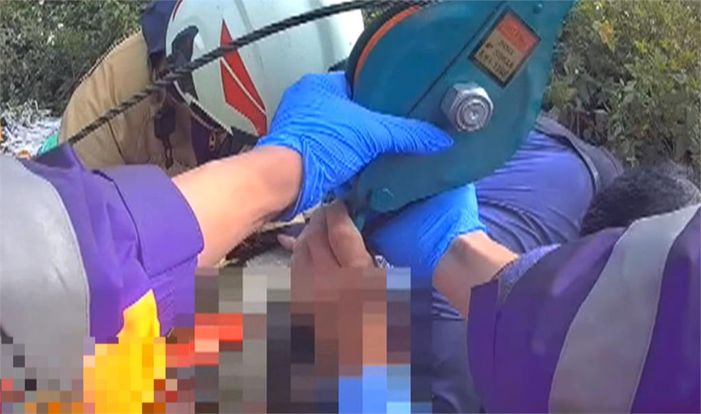 長草掩蓋成陷阱! 老翁摔落古井 消防隊降繩索救援