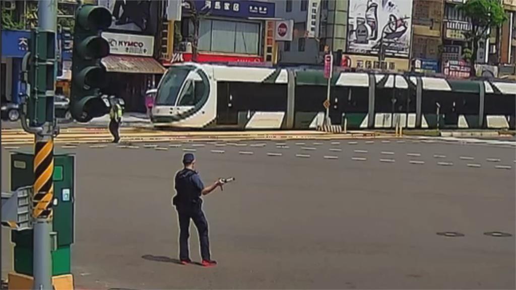 高雄輕軌開一半突關冷氣還倒退嚕！　乘客：回上一站充電？